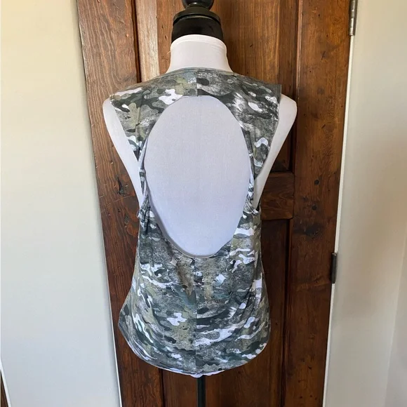 ONZIE Twist back green top - Picture 4 of 9